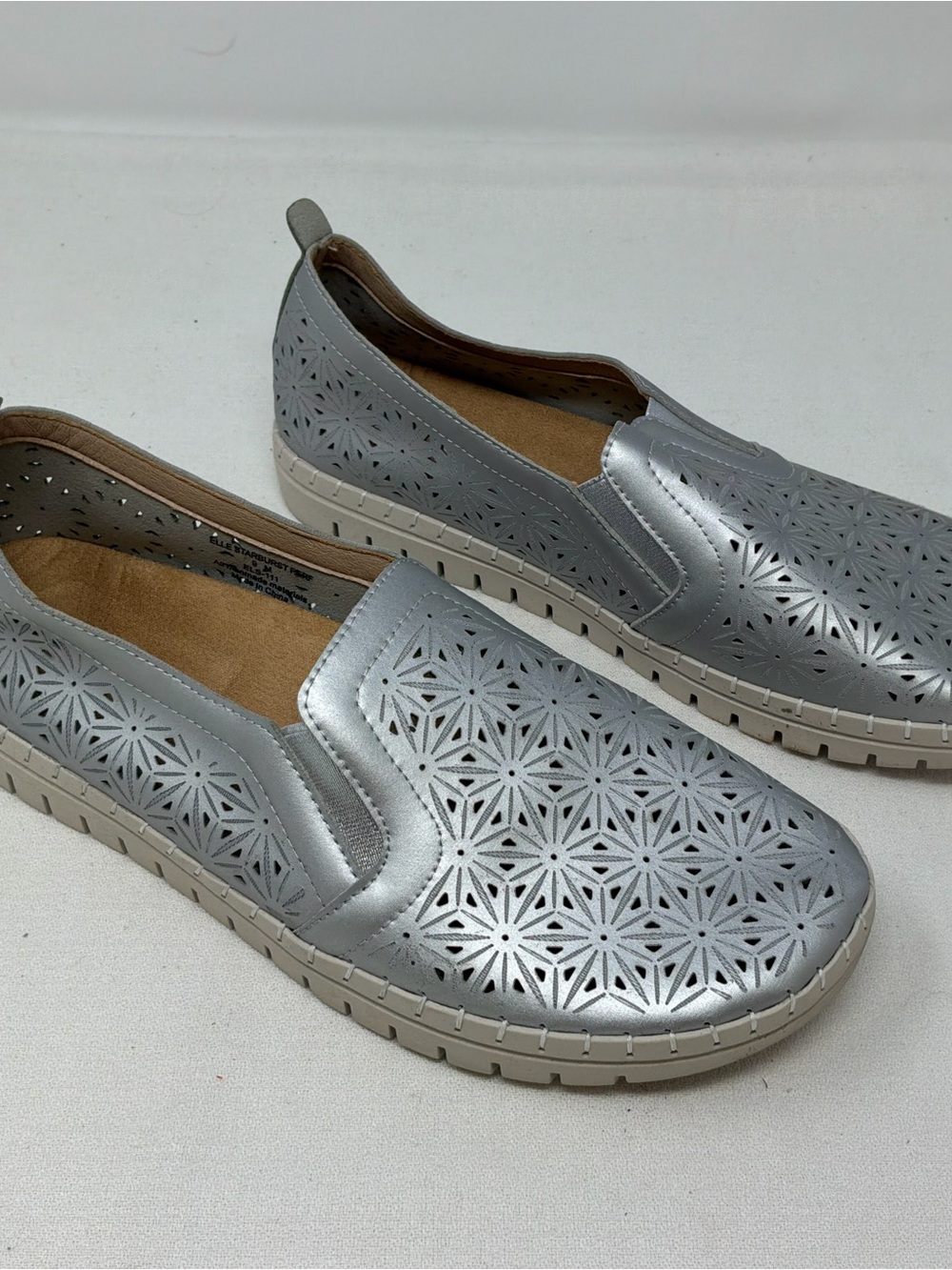 Women's Slip-On Glolily Size 9M Elle Starburst Silver Perforated